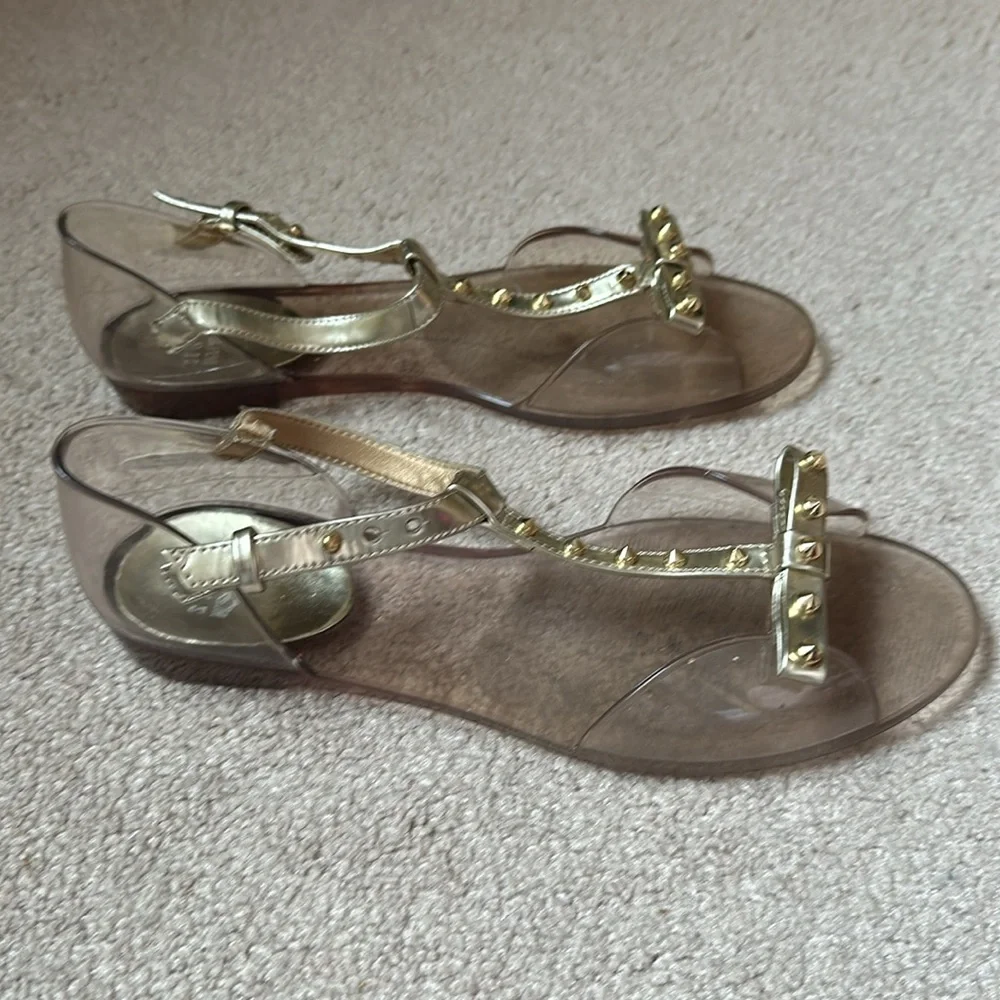 🛍️SALE🛍️ Stuart Weitzman Rubber Bow Accents T-strap Sandals - Picture 5 of 6